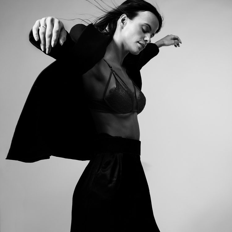 Beautiful model portfolio showcasing Luana's talent and style.