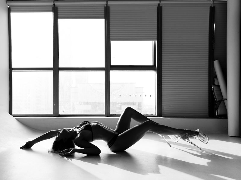 Explore this boudoir photography session with Monia, showcasing sensual portraits and intimate images from the photoshoot.