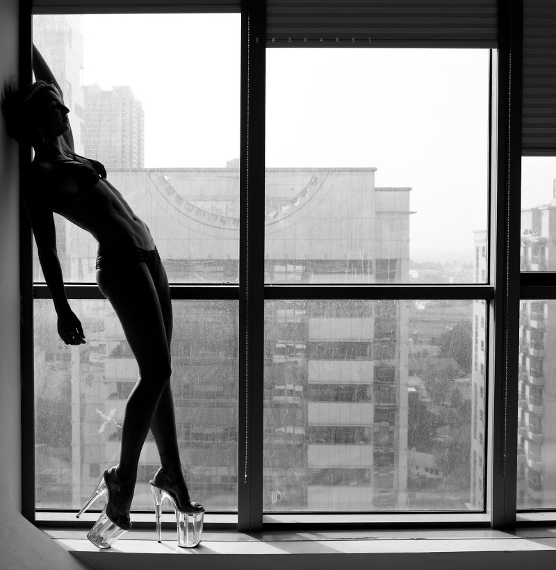 Explore this boudoir photography session with Monia, showcasing sensual portraits and intimate images from the photoshoot.