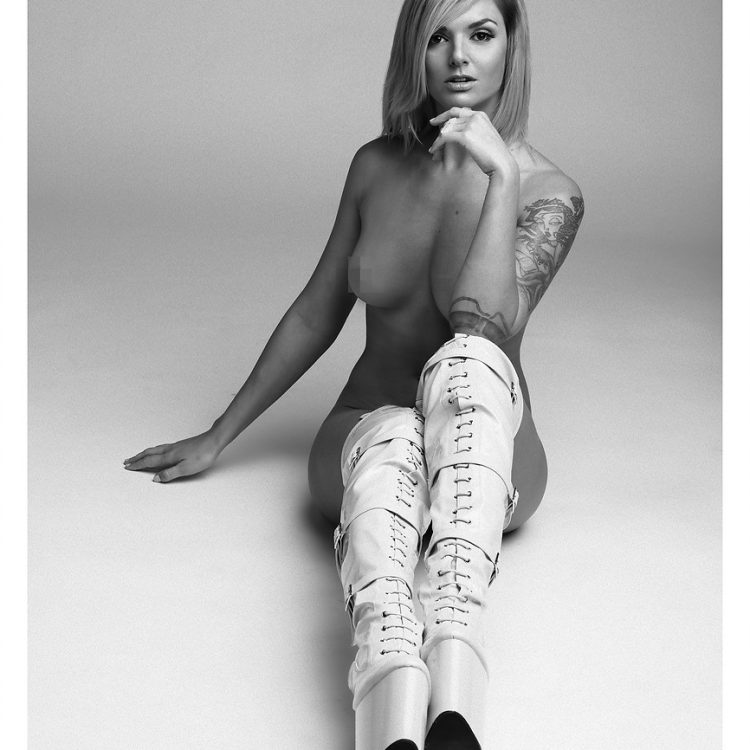 Captivating boudoir photography featuring Nati in intimate portraits.