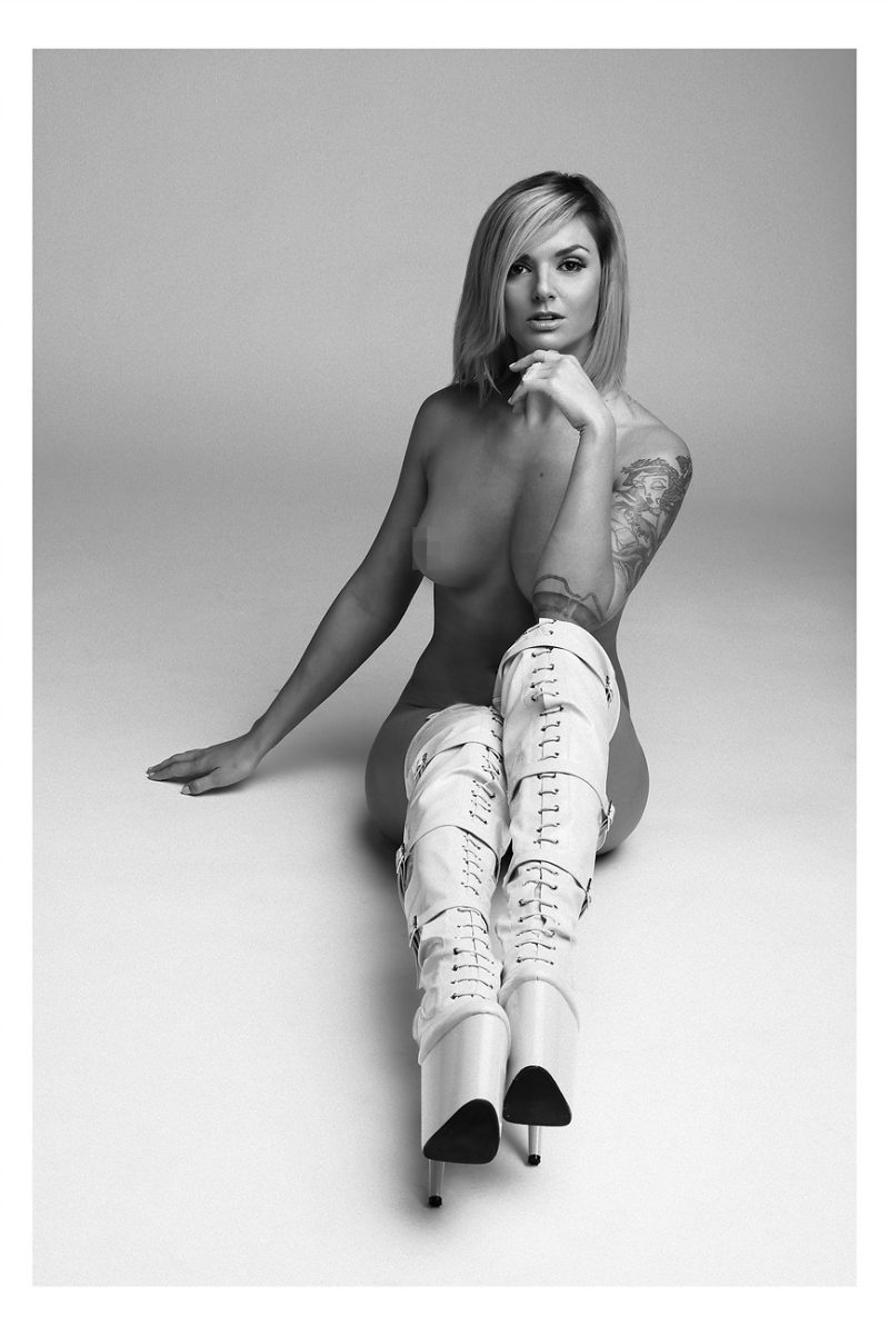 Captivating boudoir photography featuring Nati in intimate portraits.