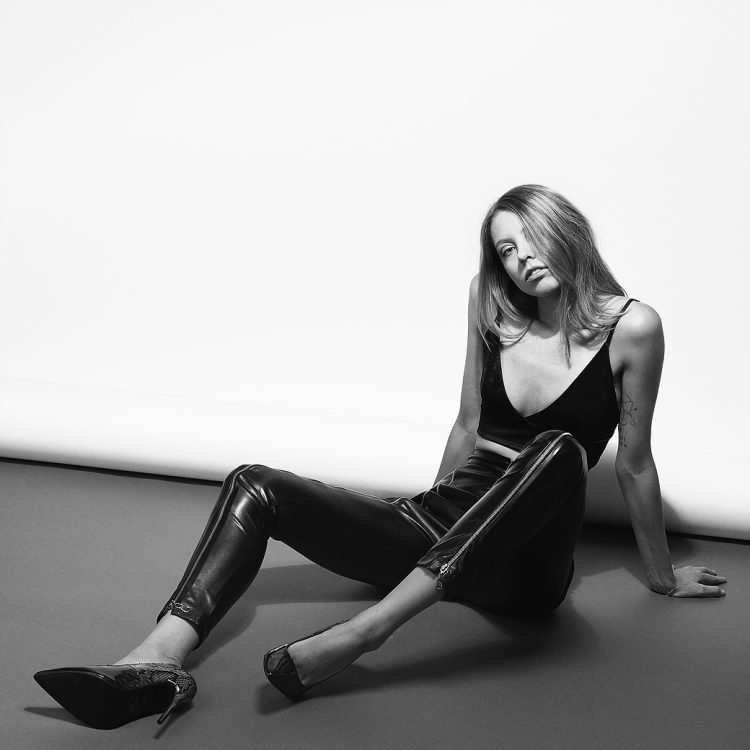 Explore Oliwia's model portfolio photoshoot showcasing intimate and artistic portraits.