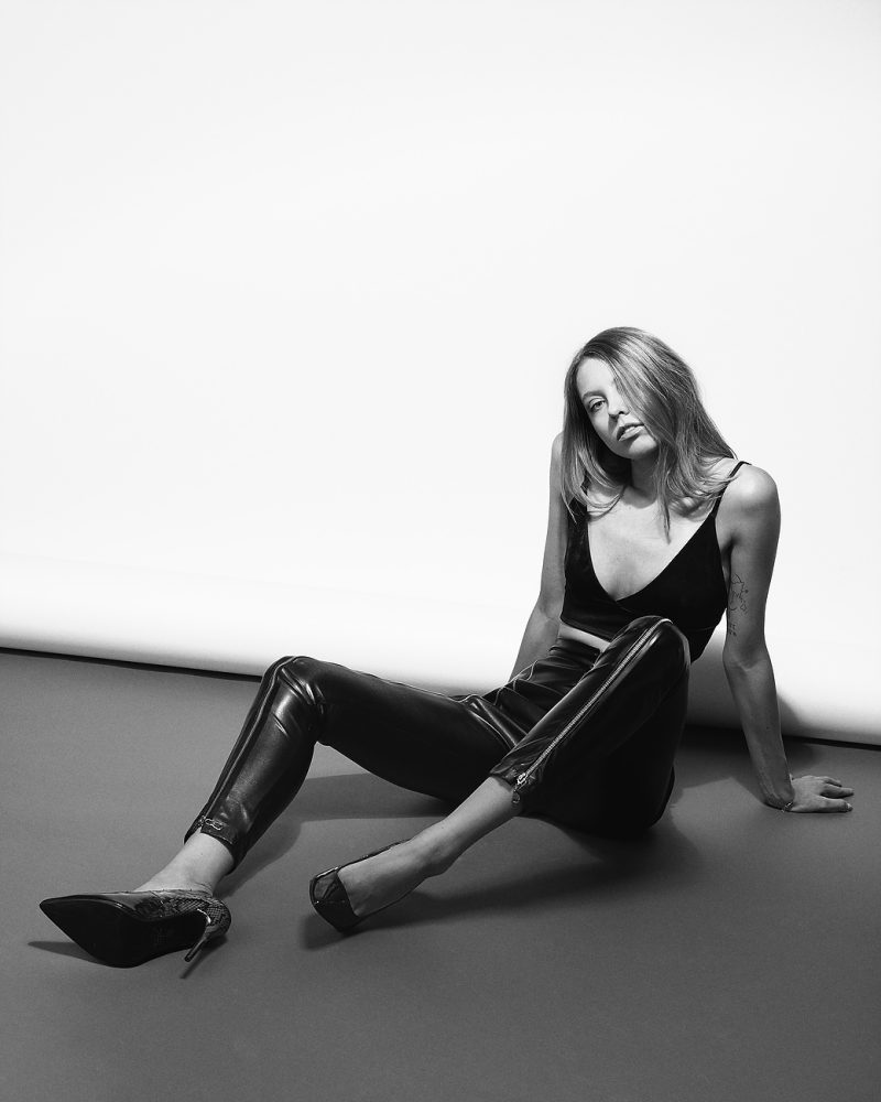 Explore Oliwia's model portfolio photoshoot showcasing intimate and artistic portraits.